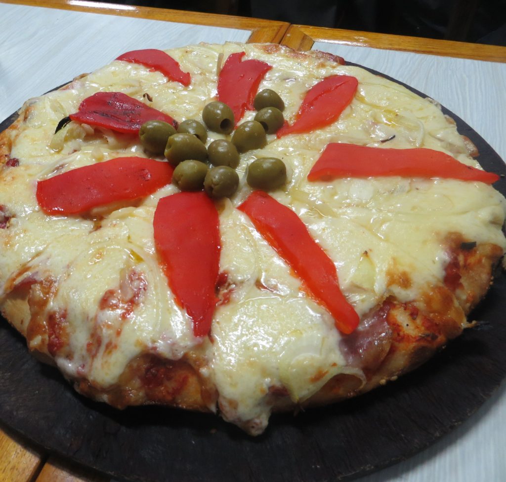 In Buenos Aires, pizza “de dorapa” (lit. standing up)